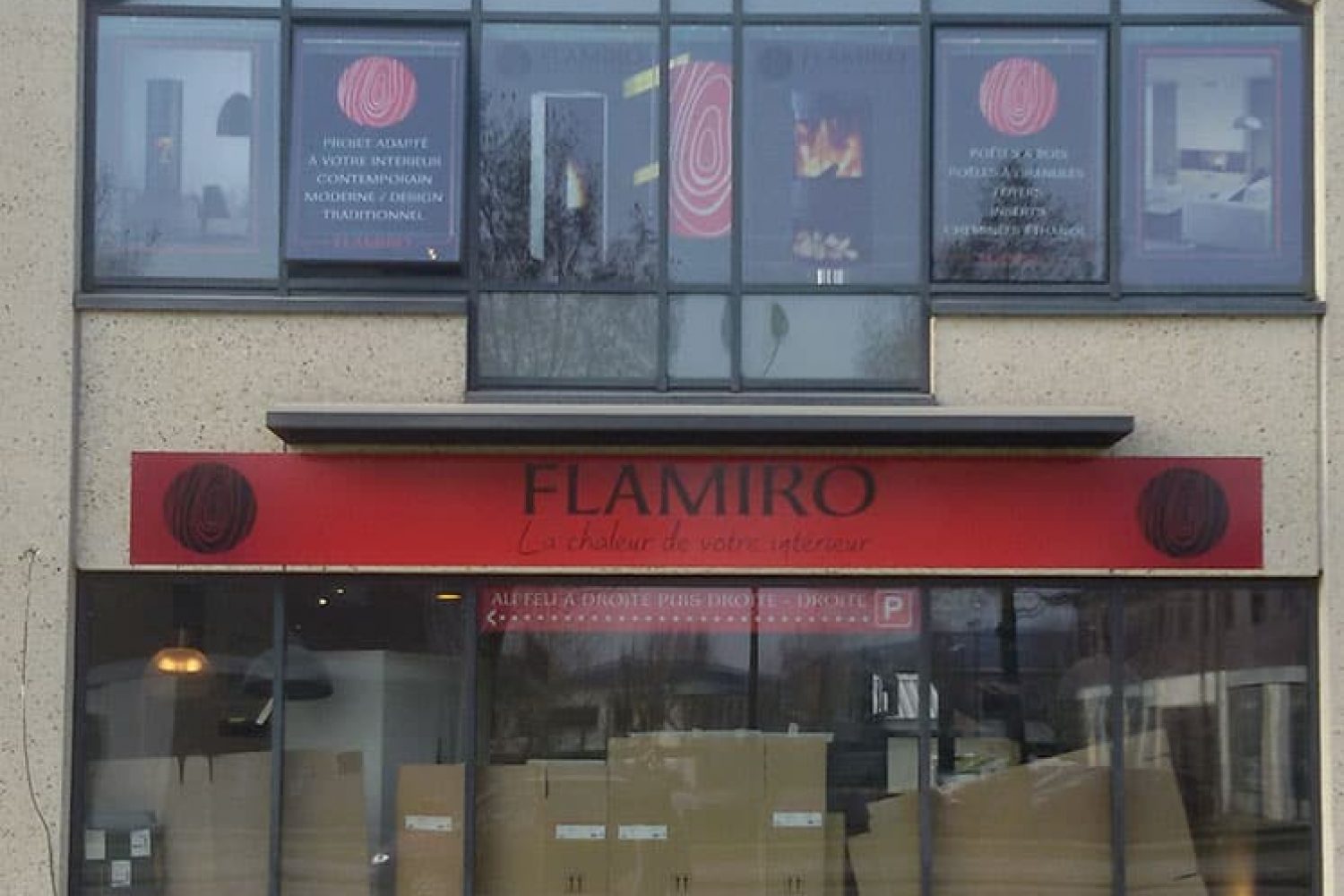 Enseigne en panneau composite 3 mm et adhésif imprimé en vitrophanie pour Flamiro