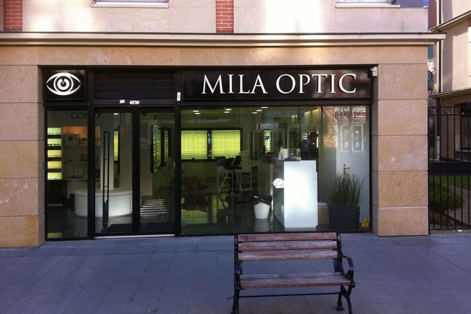 lettre et logo en relief rétro éclairé pour Milla optic